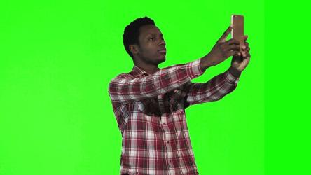 年轻人在绿色屏幕上自拍[4K]