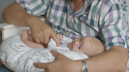 抱着婴儿的爷爷[]