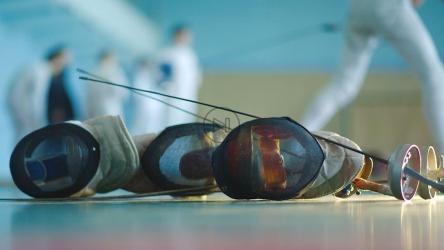 训练中地面上的面具和剑[]