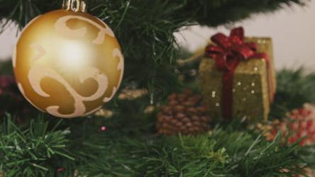 圣诞树上的金球[4K]