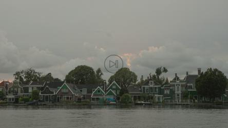 云朵在河边的房屋间移动[4K]