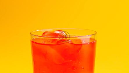 一杯红色苏打水和浮冰的特写镜头[免费商用]