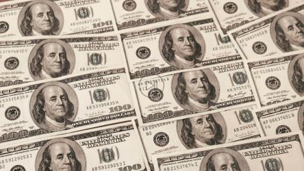 桌子上有一堆美元[]