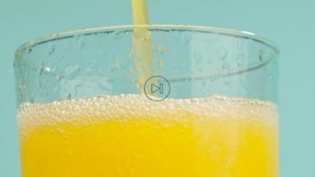 装满啤酒的水晶杯会产生气泡[免费商用]