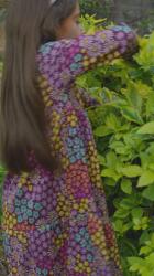 花园里戴着兔子头饰的小女孩[免费商用竖屏]