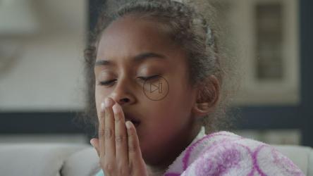 小女孩大声咳嗽[免费商用]