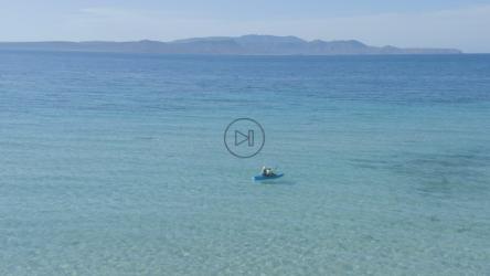 几个人在海滩附近划船[免费商用]