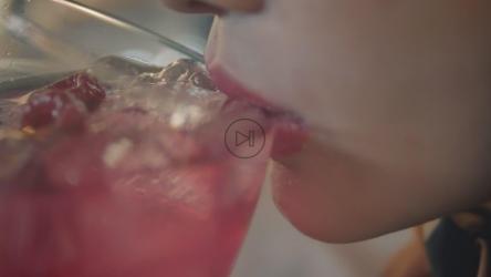 一位女士正在拍摄鸡尾酒细节[免费商用]