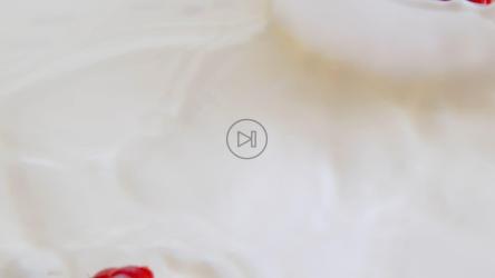 红色浆果和蓝莓落在牛奶盘上[免费商用]