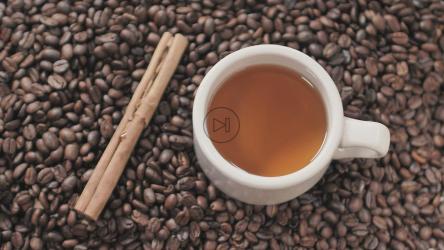 把牛奶倒进咖啡杯里[免费商用]