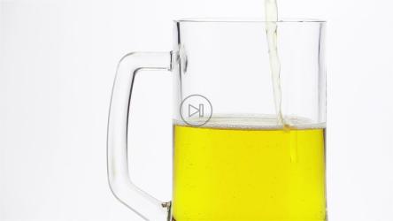 将淡啤酒倒在啤酒杯上[]