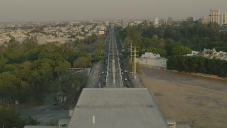 空中游览穿越城市的火车轨道[4K免费商用]