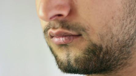 一个男人喝水时的下巴[]