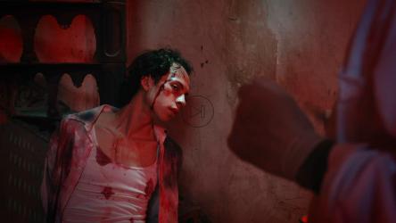 杀手用镊子恐吓酷刑受害者[免费商用]