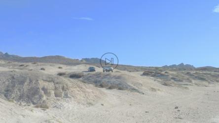 皮卡车在干旱气候下崎岖不平的地形上行驶[免费商用]