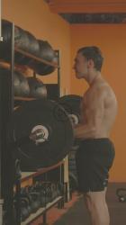 运动员用大哑铃做重复动作[免费商用竖屏]