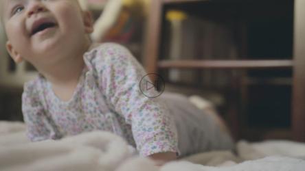 婴儿环顾房间时面带微笑[]