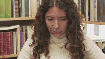 一个年轻女人在椅子上看书[免费商用]