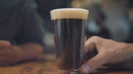 手放一杯啤酒[免费商用]