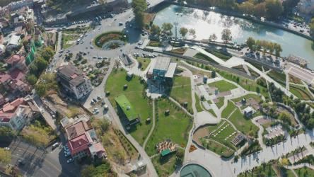 环岛、桥梁和河流的鸟瞰图[4K]