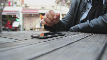 喝茶时使用手机的人[]