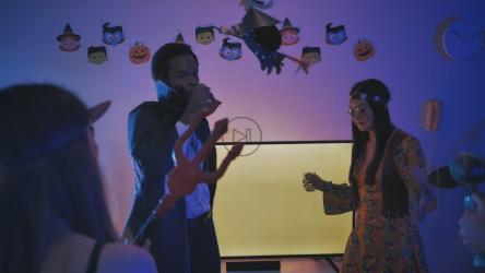 人们在一个小型化妆舞会上跳舞[免费商用]