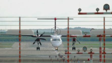 一架停在机场的飞机[4K]