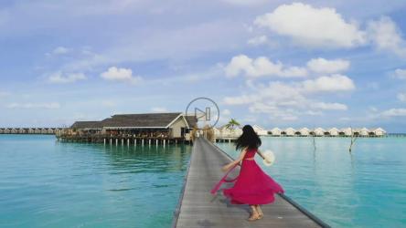 女子在海洋别墅前跳舞[免费商用]