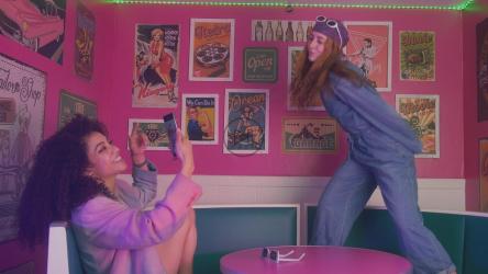 一对女性朋友在复古餐厅玩得很开心[免费商用]