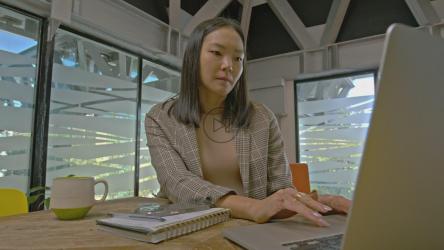 满意的女人完成了她的工作并离开了办公室[免费商用]