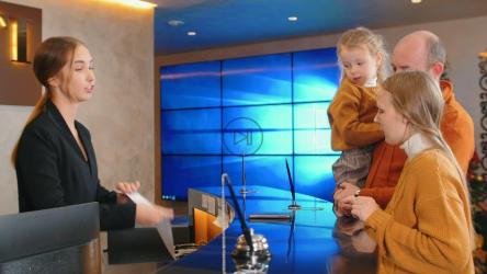 一家人在酒店前台办理入住手续[4K]