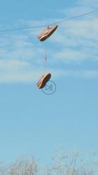 挂在电线上的旧鞋子[免费商用竖屏]