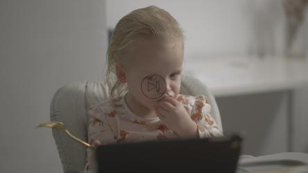 边吃零食边看动画片[4K]