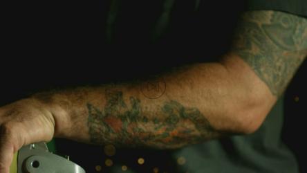 手持精炼工具的男子产生火花[]