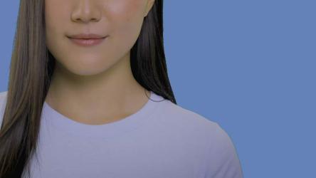 一名妇女为抗击癌症而系缎带[免费商用]