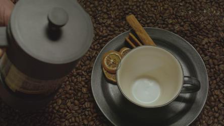 男子往杯子里倒咖啡[4K免费商用]