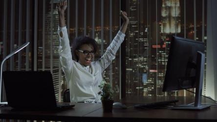 女人在办公桌上庆祝[4K]