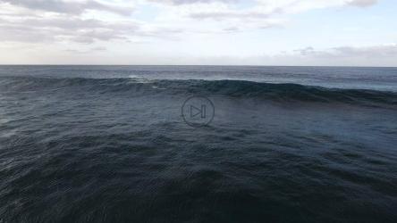 巨浪在岸礁上破碎的鸟瞰图[]