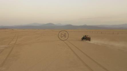 乘坐吉普车在干旱的沙漠中旅行，航拍[免费商用]