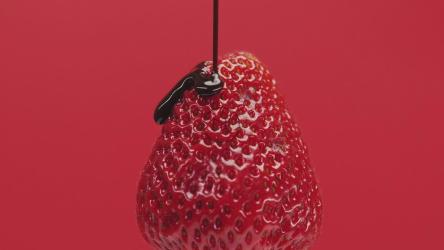 在草莓上涂上红底巧克力糖浆。[免费商用]