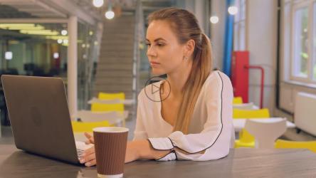 专注的年轻企业家在电脑上打字[4K免费商用]