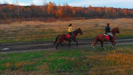 两个女人在大自然中驰骋[4K]