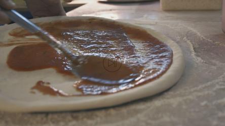 在比萨饼上涂酱汁[免费商用]