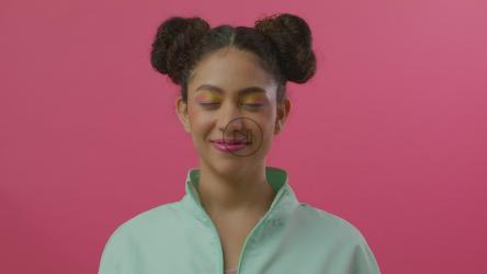 一个女孩玩甜甜圈的肖像[免费商用]