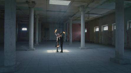 玩杂耍的女人和男人用火球玩把戏[免费商用]