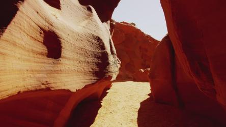 在沙漠中的岩层之间穿行[4K]