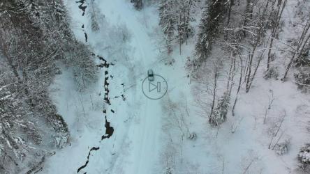 孤独的汽车在雪地上行驶[4K]