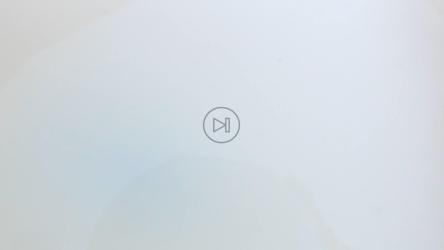 新鲜的草莓片和蓝莓片混合在牛奶表面[免费商用]