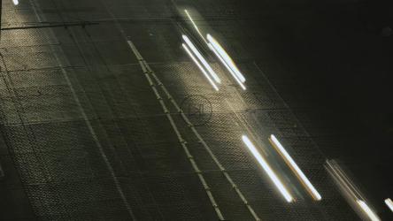 汽车晚上在双向街道上行驶[免费商用]