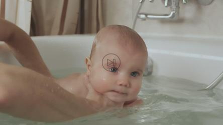 母亲在浴缸里给婴儿洗澡[4K]